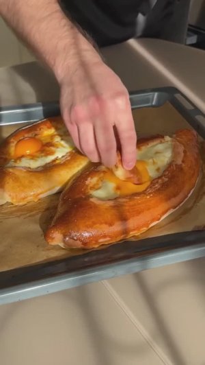 Хачапури по-аджарски.