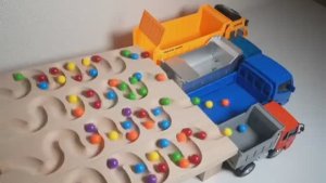 Мультик для детей. Яркие шарики катятся в машину. Увлекательное видео для детей и малышей