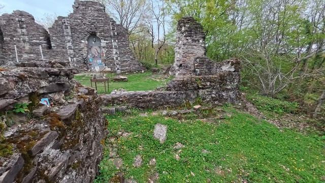 Руины Византийского храма Х века в Лоо г. Сочи. И насыпи погребений рядом.