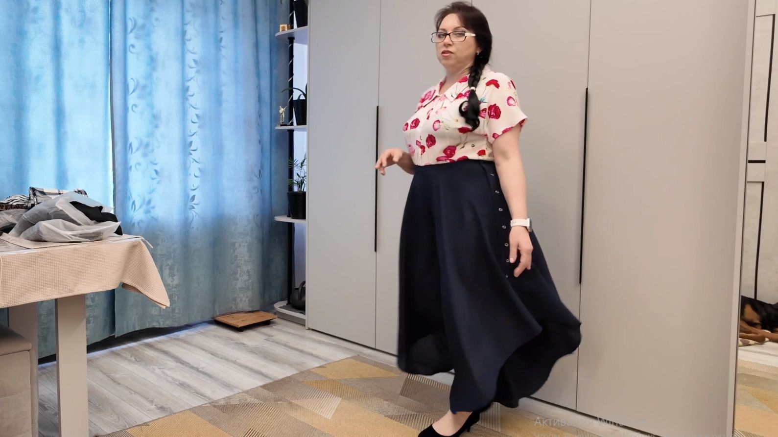 Показываю брюки полусолннце на себе.