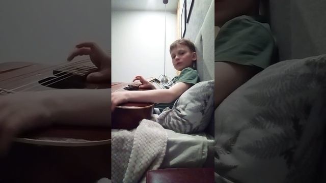 Играю на гитаре.