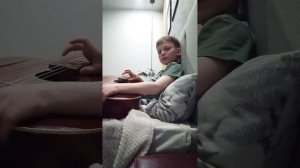 Играю на гитаре.