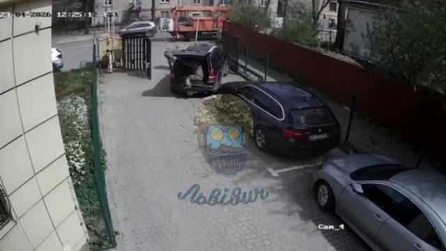 🇺🇦🏴 Людоловы чуть не задавили мать схваченного парня