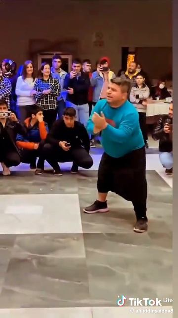 молодой человек танцует