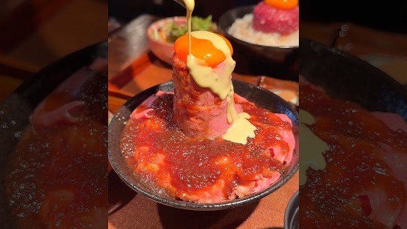 Блюдо из говядины вагю в миске — обязательное к дегустации для любителей мяса.