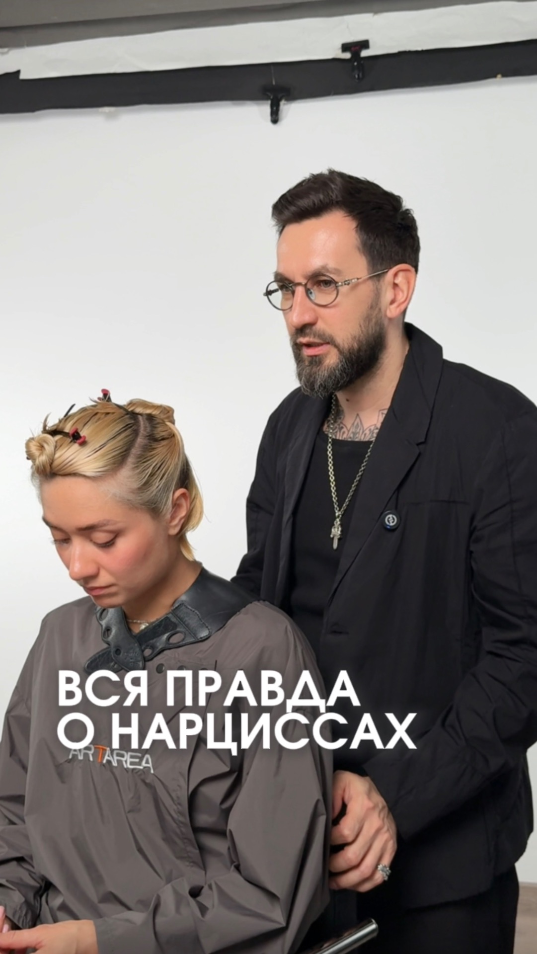 Примерно так проходят процесс стрижки за кадром — разговоры о жизни, отношениях, людях, ценностях