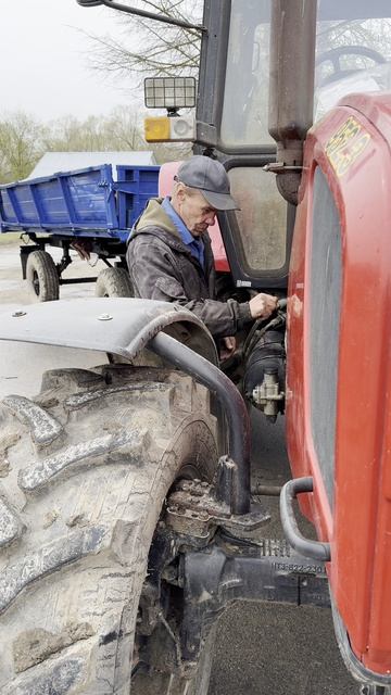 В деревне Чижово Шуйского района выставка техники колхоза имени Арсения