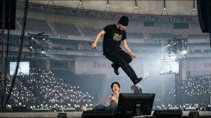 🔴В прямом эфире | Тэхён перепрыгнул через одного из участников... Арми вне себя