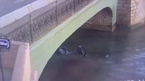 В Санкт-Петербурге автомобиль Citroen сбил пешехода и упал в Обводный канал.