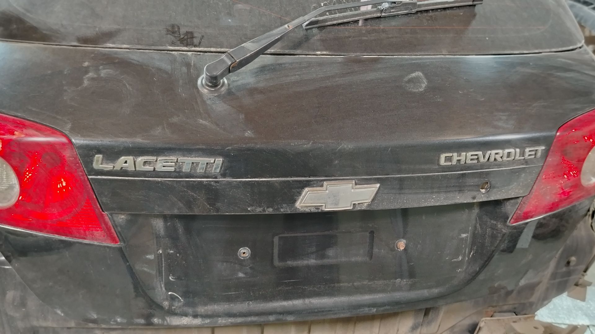 Как снять фанари задней двери багажника Шивроле Лачети