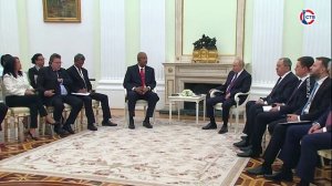 Владимир Путин обсудил развитие сотрудничества с Президентом Сейшел в Кремле