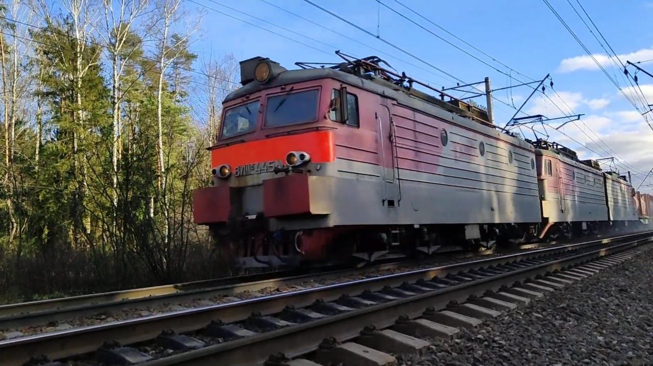 Электровоз ВЛ11М-445А/354 с приветливой локомотивной бригадой