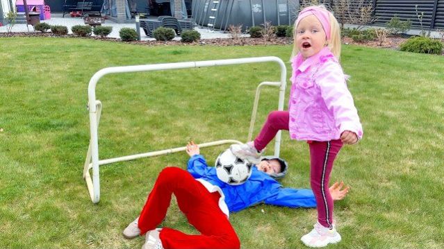 СОФИЯ НЕ ХОЧЕТ ИГРАТЬ С НИКОЙ. НИКА ХОЧЕТ СТАТЬ ВЫСОКОЙ. СОФУНЬЯ ШАЛУНЬЯ