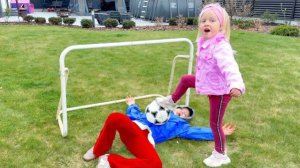 СОФИЯ НЕ ХОЧЕТ ИГРАТЬ С НИКОЙ. НИКА ХОЧЕТ СТАТЬ ВЫСОКОЙ. СОФУНЬЯ ШАЛУНЬЯ