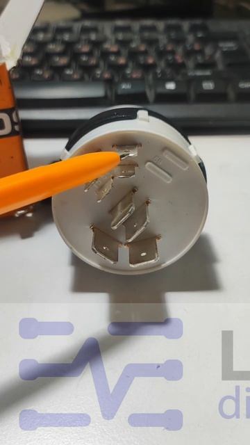 JCB 3CX. Распиновка замка зажигания 701/80184. Назначение контактов.