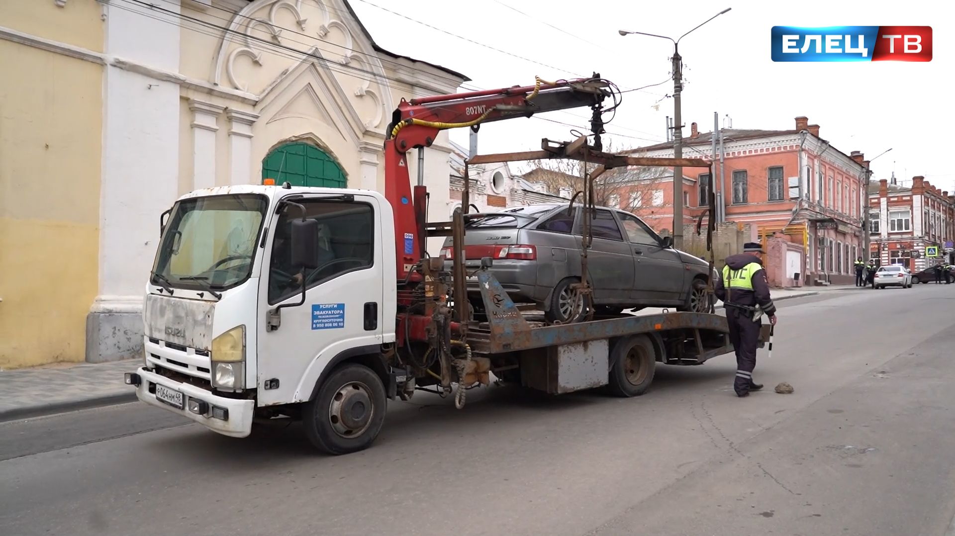 Автомобили с улицы Льва Толстого, где появились запрещающие знаки, увозят на эвакуаторах