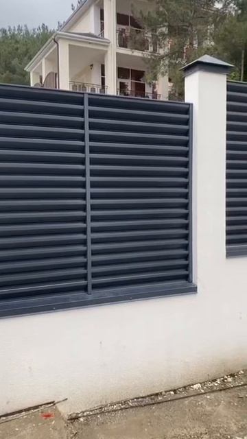 Металлический забор жалюзи  Как выглядит готовый объект