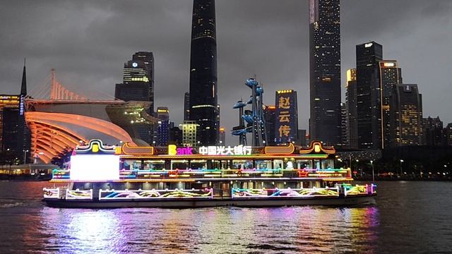 речная прогулка вечером Китай