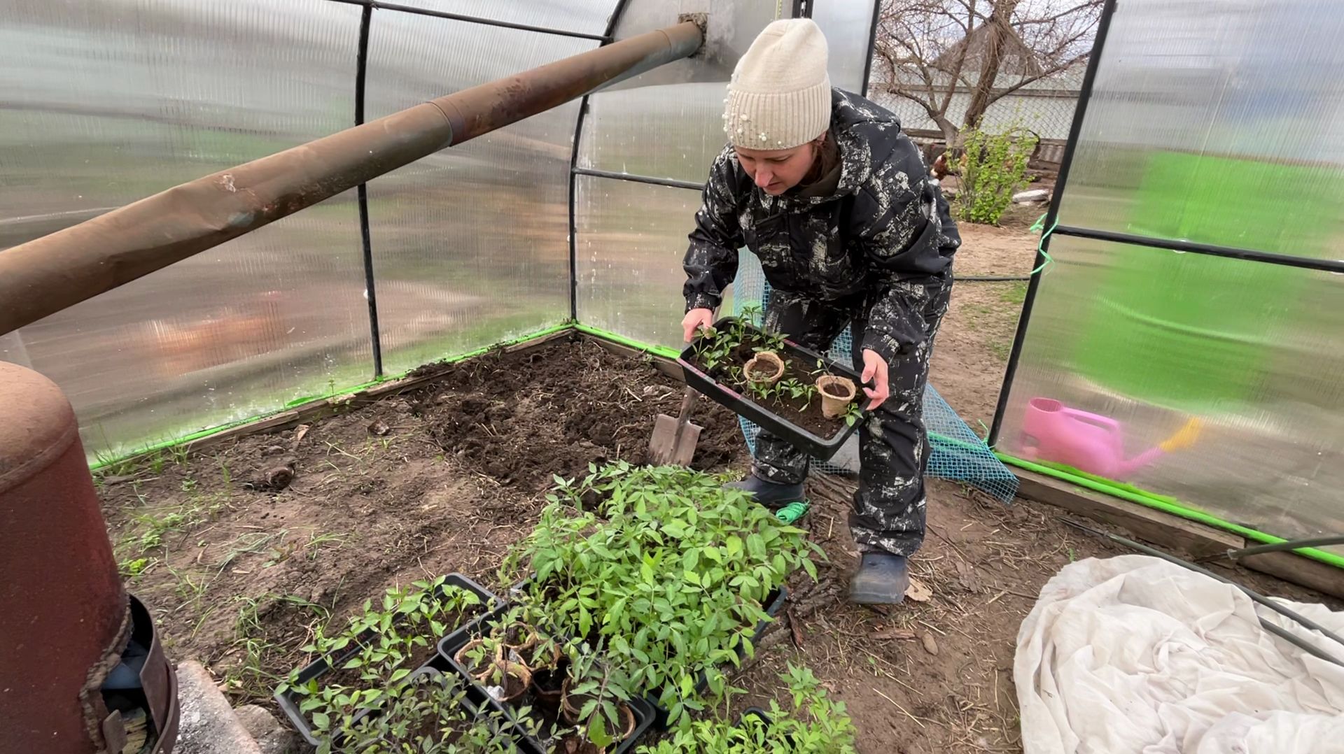 Жизнь в маленьком доме в деревне Посадили перцыВсё цветёт морозы бьют София учится шить?