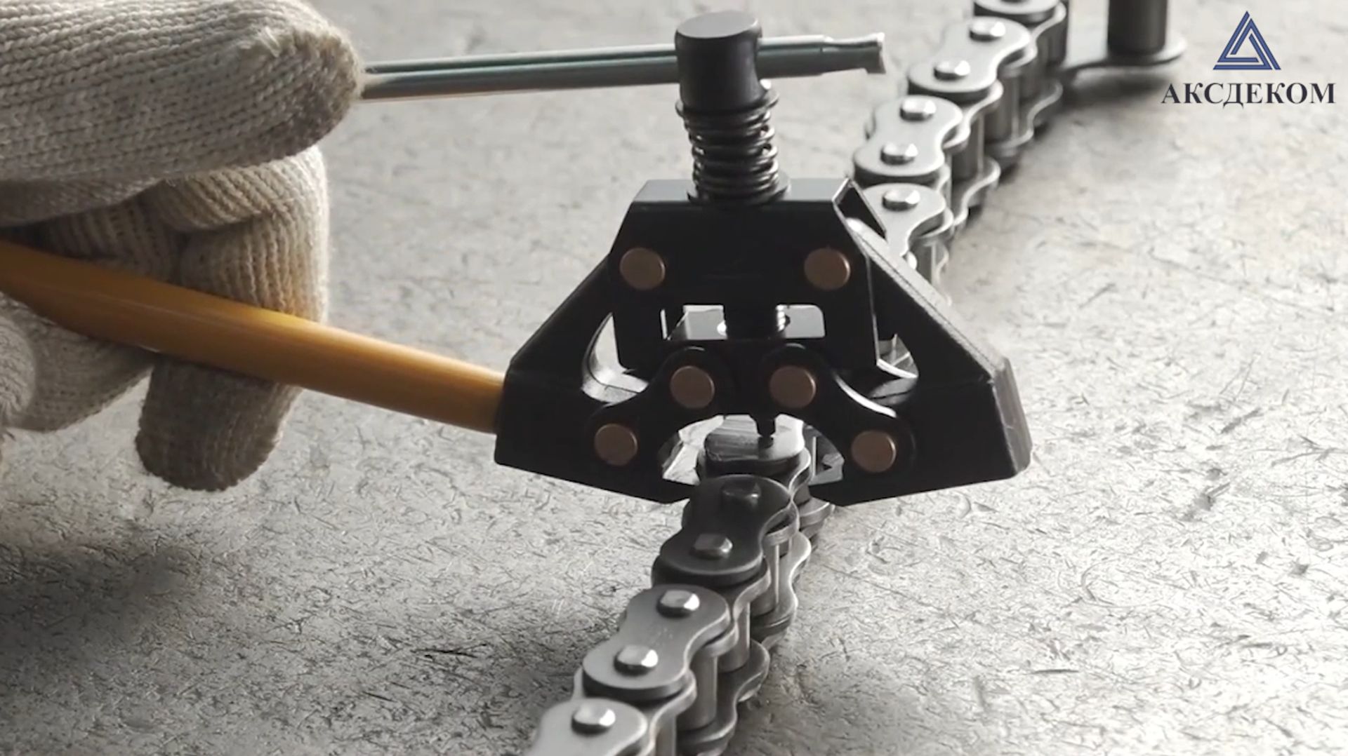 Как разъединить приводную цепь при помощи расшивателя