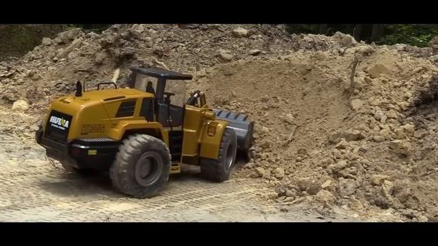 ONE BUCKETFUL AT A TIME Huina 1583 Wheel Loader in Action get.gt