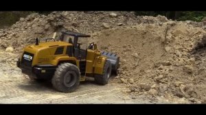 ONE BUCKETFUL AT A TIME Huina 1583 Wheel Loader in Action [get.gt]