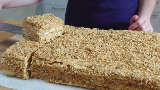 Торт с коньяком на праздничный стол - слоёное тесто, безе и нежный крем с орехами! 🎄🍰