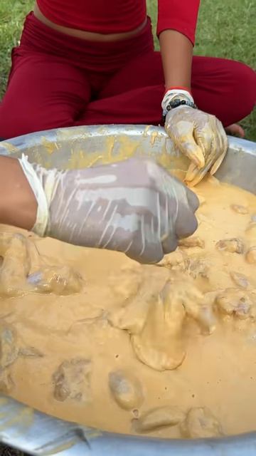 Готовим аппетитную курицу в панировке с яйцом для хрустящей жареной корочки.