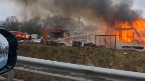 Ехали домой и видели,как горит чужой дом.Странный дом,похоже,что там жили и строили цыгане