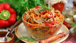 САЛАТ С КУРИНЫМИ СЕРДЕЧКАМИ И БОЛГАРСКИМ ПЕРЦЕМ