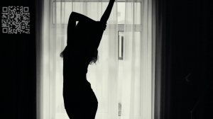 Красивая девушка на постели,танцует.