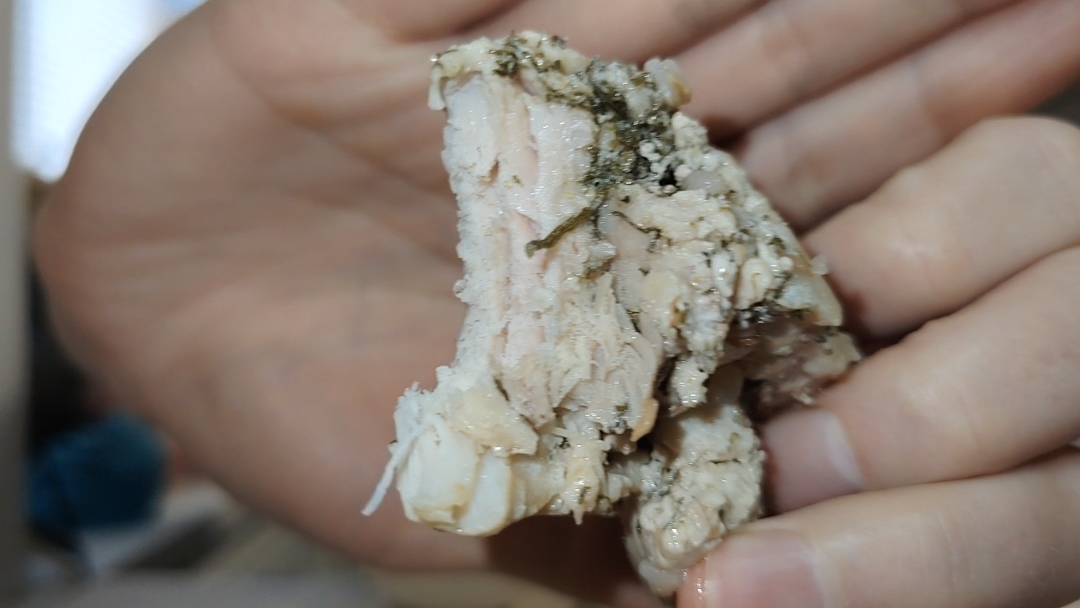 Сочная курица с гречневой кашей, черносливом и бутербродом с яйцом всмятку.