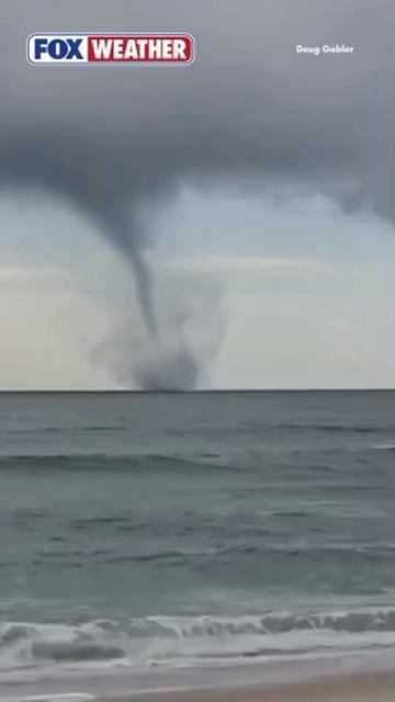 Остров Ассатиг, штат Мэриленд,  большой водяной торнадо двигался по океану