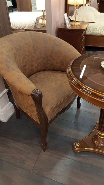 Кресло К102 мод.3 отделка 1 ткань Western Cinnamon и кофейный столик Флориана Интарсия