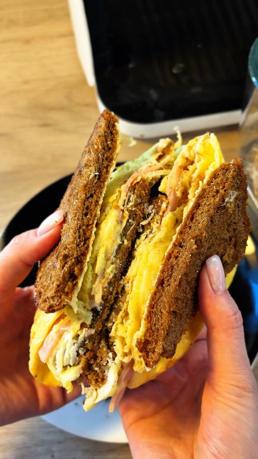 Омлет/бутерброд и картошка по-деревенски на кухонной станции RED COLORCOOK MC550W