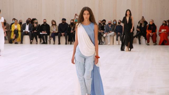 Показ женской коллекции Loewe весна-лето 2022