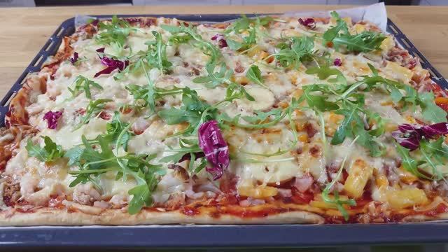 Рецепт огромной пиццы с копчёной курицей, сладким перцем, ананасом или с тунцом и креветками 🎉