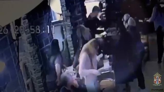 В Омске охранник избил гостя кафе