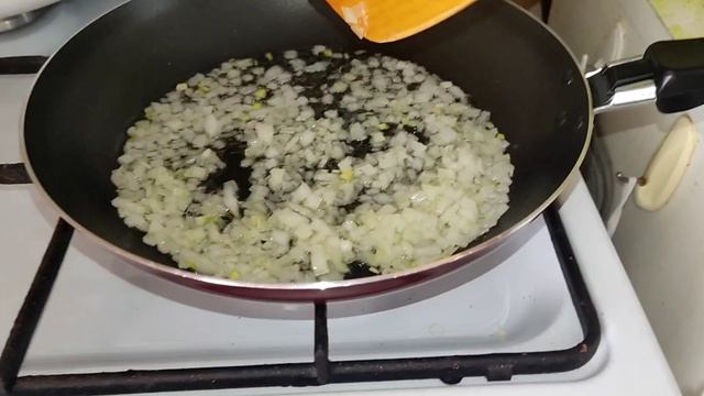 Готовка, омлет с сосисками и с помидоркой на сковороде