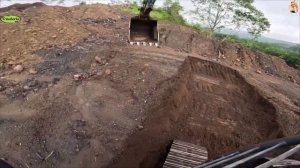 Строительство, экскаватор копает песок