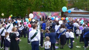 Проходка по школе выпускников 11 класс, далее по улице присоединились другие классы и общая линейка