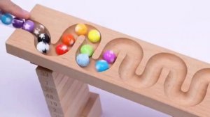 Мультики для детей. Шарики катятся в машинки. Увлекательное видео