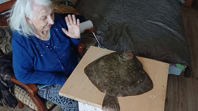 Чернобаева Людмила Павлрвна ... купили камбалу черноморскую...
-  Будем кцшать!