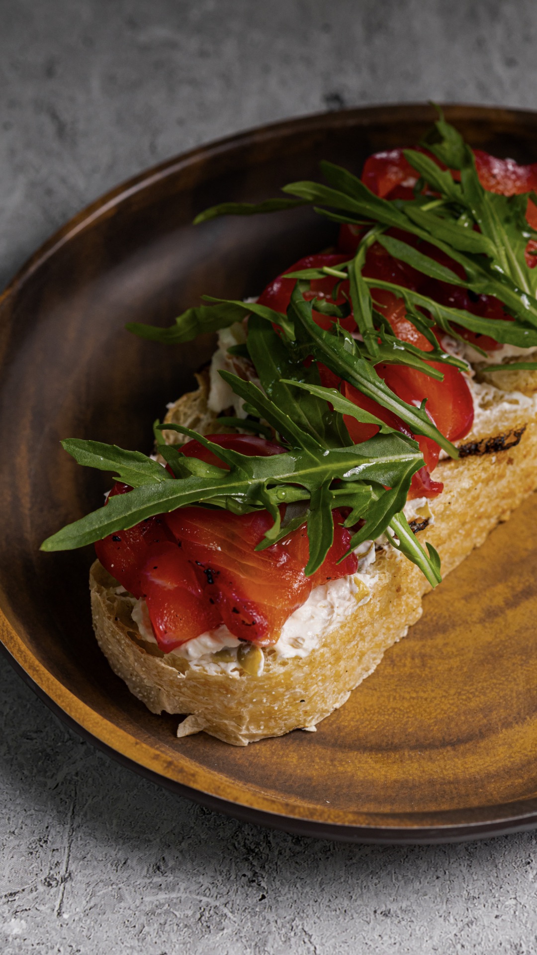 Брускетта с форелью шеф-посола, крем-чизом, вялеными томатами и каперсами на тёплой чиабатте