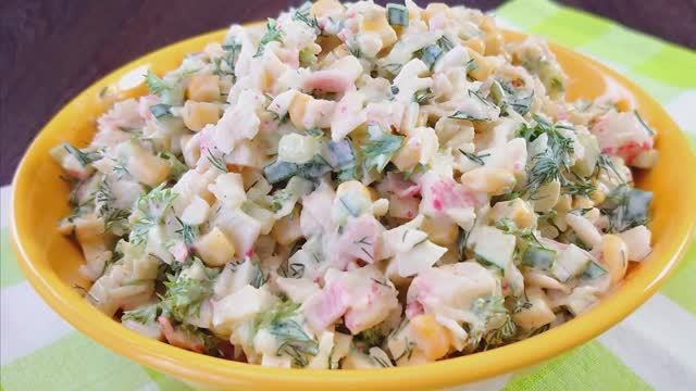 Крабовый салат с хрустящим огурцом и золотистой кукурузой - просто объедение! 😍✨ смотреть онлайн