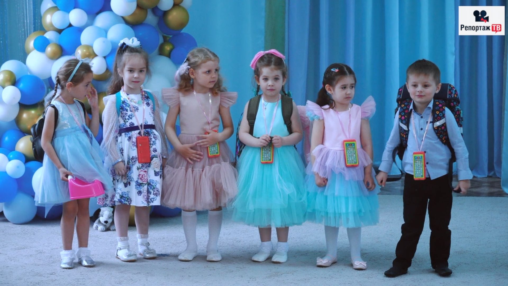 Малыши пришли на выпускной и поддержали будующих первоклашек - а как было у вас на выпускном?