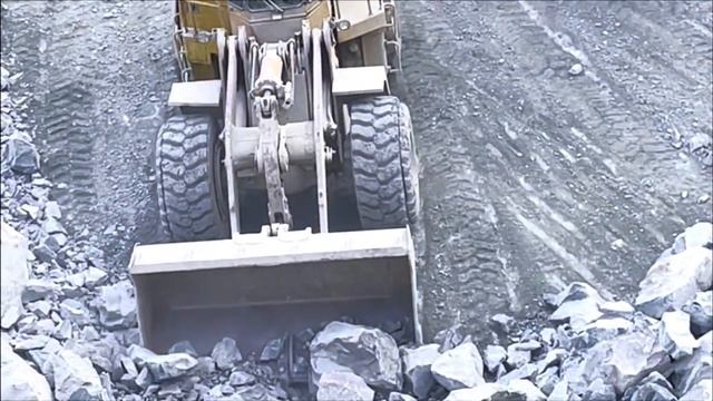 Caterpillar 966D Wheel Loader Lifting Big Stones into Dump Truck ｜ Strong Machine Action