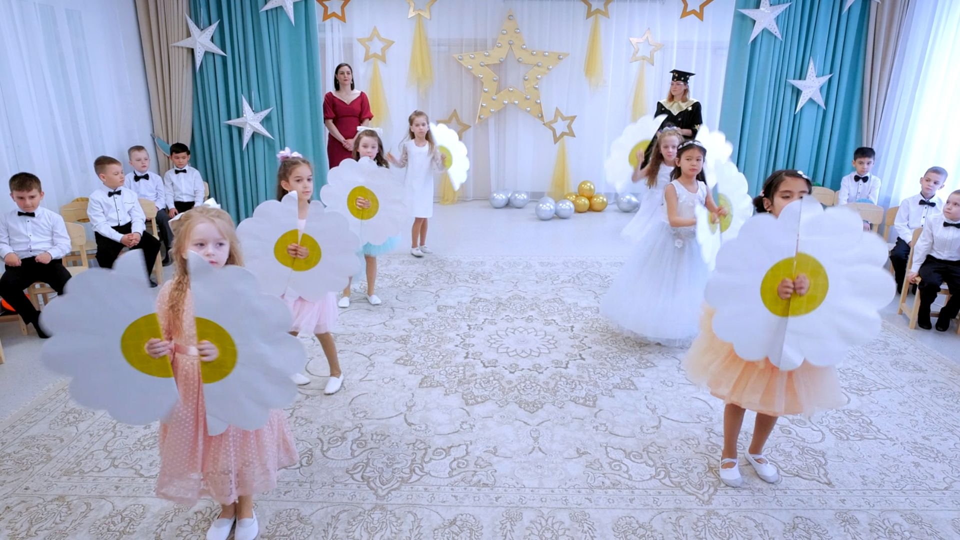 Танец девочек с цветами, с игрушками, грандиозный выход, у родителей скатилась слеза на выпускном