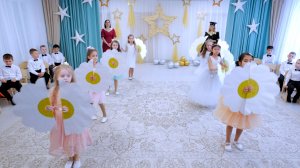 Танец девочек с цветами, с игрушками, грандиозный выход, у родителей скатилась слеза на выпускном