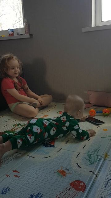 Внученька Диана поползла